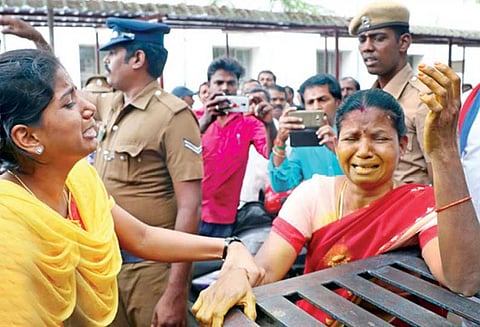 கலெக்டர் அலுவலகத்தில், விஷம் குடித்து பெண் தற்கொலை முயற்சி