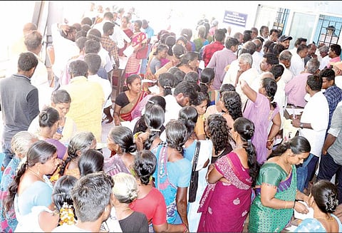 கலெக்டர் அலுவலகத்தில் மனுகொடுக்க மணிக்கணக்கில் காத்து கிடந்த பொதுமக்கள் கண்டுகொள்ளாத அதிகாரிகள்