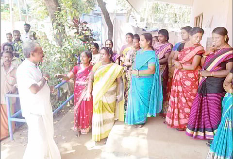 சுவரொட்டியில் தளவாய்சுந்தரம் பெயர் இல்லாததால் அரசு பள்ளிக்கூட விழா ரத்து பொதுமக்கள் போராட்டத்தால் பரபரப்பு