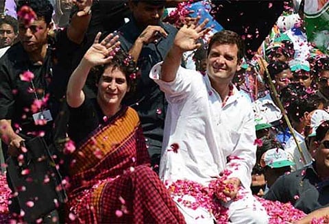 உத்தரபிரதேசத்தில் பிரியங்கா பேரணி; காங்கிரஸ் தொண்டர்கள் உற்சாகம் - மலர் தூவி வரவேற்றனர்