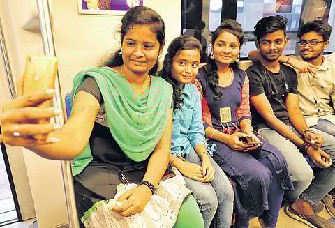 வண்ணாரப்பேட்டை - டி.எம்.எஸ் இடையே மெட்ரோ ரெயிலில் அலைமோதிய பயணிகள் கூட்டம்