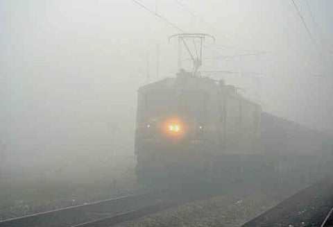 பனிமூட்டம் காரணமாக டெல்லி நோக்கி செல்லும் 18 ரயில்கள் தாமதம்