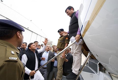 லக்னோ விமான நிலையத்தில் காவல்துறையினரால் தடுத்து நிறுத்தப்பட்டதாக அகிலேஷ் யாதவ் குற்றச்சாட்டு