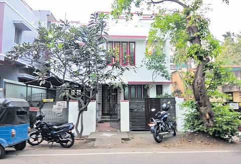 பெரம்பூர் அருகே துணிகரம்: ஓய்வு பெற்ற அரசு அதிகாரி வீட்டில் 60 பவுன் தங்கம், வைர நகைகள் கொள்ளை