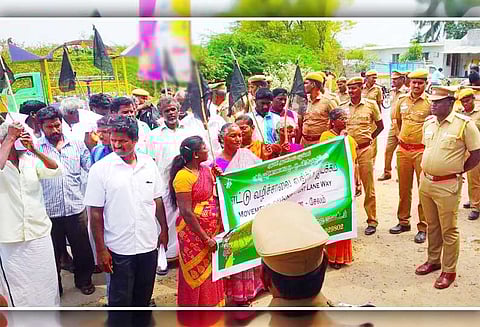 சேத்துப்பட்டு தாலுகா அலுவலகத்துக்கு கருப்பு கொடியுடன் ஊர்வலமாக வந்த விவசாயிகள்