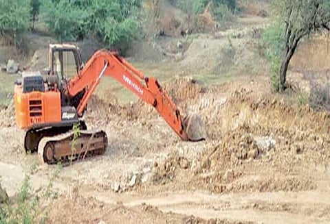 சாயல்குடி அருகே அனுமதியின்றி மணல் அள்ளிய 5 ஜே.சி.பி. எந்திரங்கள் பறிமுதல்