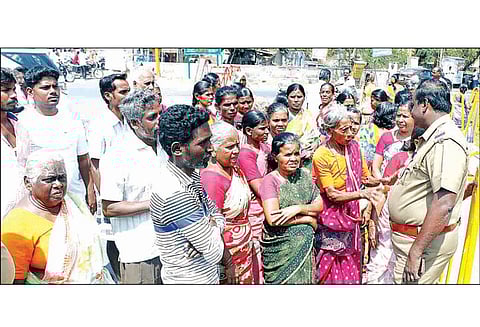 சந்து கடையை அகற்ற மறியலில் ஈடுபட்டவர்களுக்கு மிரட்டல்: சேலம் கலெக்டர் அலுவலகத்தை பொதுமக்கள் முற்றுகை பாதுகாப்பு வழங்க கோரிக்கை