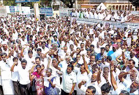 கொள்முதல் விலையை உயர்த்தக்கோரி பால் உற்பத்தியாளர்கள் ஆர்ப்பாட்டம்