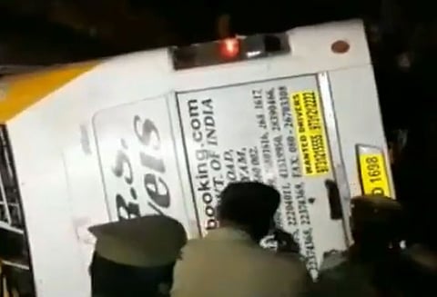 சேலம்: ஆம்னி பேருந்து கவிழ்ந்து விபத்து ஒருவர் பலி - பலர் காயம்