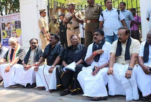 புதுச்சேரி: காங்கிரஸ் சார்பில் நாளை நடைபெற இருந்த முழுஅடைப்பு போராட்டம் ஒத்திவைப்பு