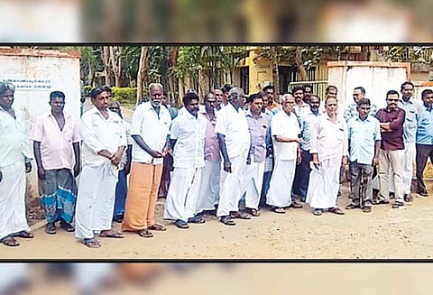 கரும்பு நிலுவை தொகை வழங்கக்கோரி தனியார் சர்க்கரை ஆலையை விவசாயிகள் முற்றுகை