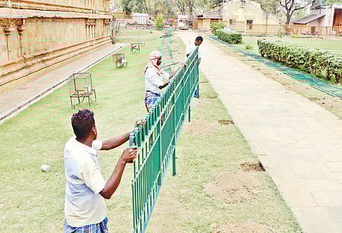 தஞ்சை பெரியகோவிலில் புற்களை பாதுகாக்க இரும்பு தடுப்புகள் அமைக்கும் பணி