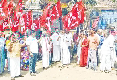 கோரிக்கைகளை வலியுறுத்தி சிறு விற்பனையாளர்கள் ஆர்ப்பாட்டம் மயிலாடுதுறையில் நடந்தது