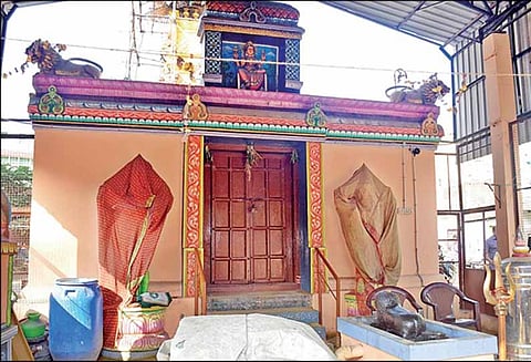 பட்டத்தரசி அம்மன் கோவிலில் 1½ அடி உயர ஐம்பொன் சிலை திருட்டு