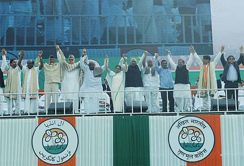 ‘பா.ஜனதா அரசால் ஜனநாயகத்துக்கு அச்சுறுத்தல்’ - டெல்லி பொதுக்கூட்டத்தில் எதிர்க்கட்சிகள் குற்றச்சாட்டு