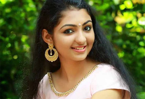 விபத்தில் சிக்கி நடிகை காயம்