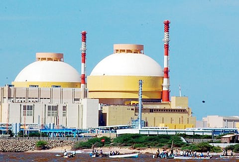 நிலம் வழங்கிய குடும்பத்தை சேர்ந்தவர்கள் கூடங்குளம் அணுமின் நிலைய பணிக்கு 28–ந் தேதிக்குள் விண்ணப்பிக்கலாம் மதுரை ஐகோர்ட்டு உத்தரவு