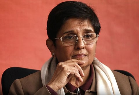 முதல்வர் நாரயணசாமி தர்ணா : டெல்லி புறப்பட்டார் புதுச்சேரி ஆளுநர் கிரண்பேடி