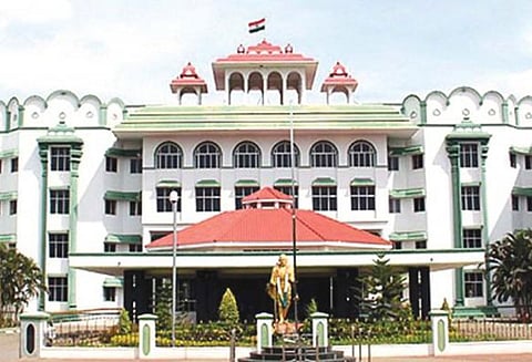 தேசிய நெடுஞ்சாலைகளை சரியாக பராமரிக்காத சுங்க சாவடிகளின் உரிமத்தினை ஏன் ரத்து செய்ய கூடாது? நீதிபதிகள் கேள்வி