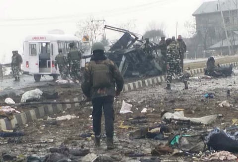 ஜம்மு காஷ்மீரில் பாதுகாப்பு படை வீரர்கள் சென்ற பஸ் மீது தாக்குதல் : பலி எண்ணிக்கை 18 ஆக உயர்வு