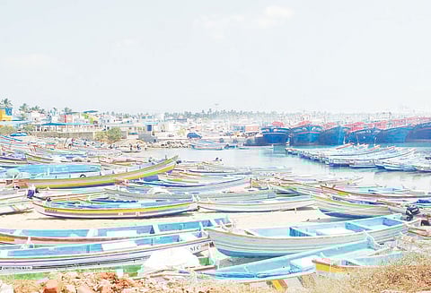 பலத்த காற்று: குளச்சல் கடலில் மீனவர்கள் மீன்பிடிக்க செல்லவில்லை