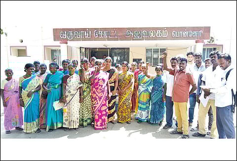 வீடுகளை அகற்ற மிரட்டல் விடுப்பதாக ஆர்.டி.ஓ. அலுவலகத்தை முற்றுகையிட்ட பொதுமக்கள்