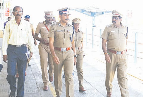 கரூர் ரெயில் நிலையத்தில் கூடுதல் டி.ஜி.பி. சைலேந்திரபாபு ஆய்வு போலீசாரிடம் குறைகளை கேட்டறிந்தார்