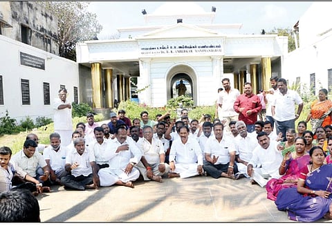 முதல்-அமைச்சர், அமைச்சர்களுக்கு எதிராக பா.ஜ.க.வினர் தர்ணா போராட்டம் அம்பேத்கர் மணிமண்டபத்தில் நடந்தது