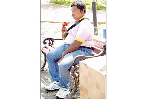 காதலர் தினத்தையொட்டி திருப்பூர் மாநகராட்சி பூங்காவில் காதலி கிடைக்கமாட்டாளா? ரோஜாப்பூவுடன் காத்திருந்த வாலிபர் ஏமாற்றத்துடன் திரும்பிய பரிதாபம்