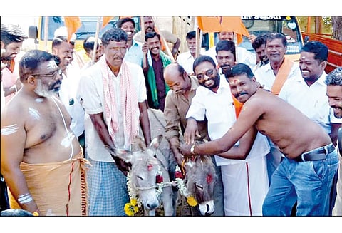 இந்து எழுச்சி முன்னணி சார்பில் காதலர் தினத்தை எதிர்த்து கழுதைகளுக்கு திருமணம்