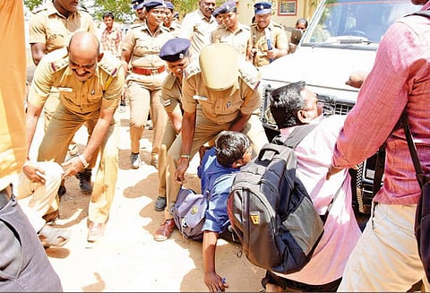 ஸ்ரீவில்லிபுத்தூர் கோர்ட்டில் பேராசிரியை நிர்மலாதேவி, முருகன், கருப்பசாமி ஆஜர் திடீர் தள்ளுமுள்ளு-பரபரப்பு