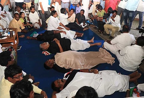 புதுச்சேரி: முதல்வர் நாராயணசாமியின் தர்ணா 3 வது நாளாக நீடிப்பு