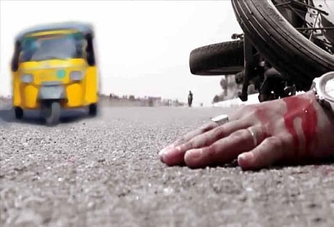 ஆட்டோ-மோட்டார் சைக்கிள் மோதல் என்ஜினீயரிங் கல்லூரி மாணவர் பலி