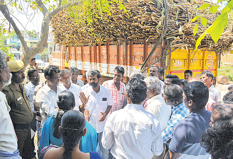 ஆந்திராவுக்கு செல்லும் கரும்பு லாரிகளை தடுத்து நிறுத்திய தமிழக அதிகாரிகள் விவசாயிகள் முற்றுகை போராட்டம்