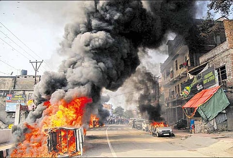 பயங்கரவாத தாக்குதலை கண்டித்து காஷ்மீரில் முழு அடைப்பில் வன்முறை; வாகனங்களுக்கு தீ - ஊரடங்கு உத்தரவு அமல்