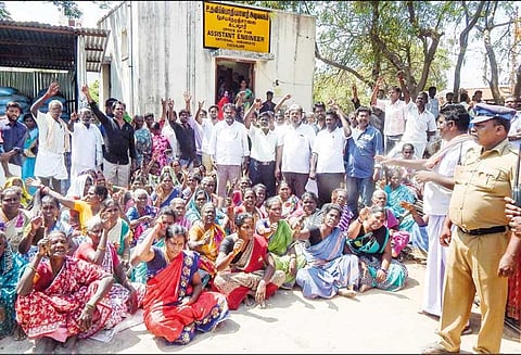 கடலூரில், தேசிய நெடுஞ்சாலைத்துறை அலுவலகத்தை பொதுமக்கள் முற்றுகை