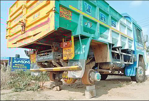 போலீஸ் நிலையத்தில் நிறுத்தி வைக்கப்பட்டிருந்த லாரியில் 4 டயர்கள் திருட்டு