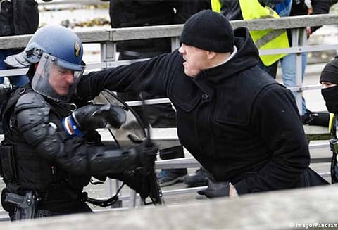 பிரான்ஸ் மஞ்சள் அங்கி போராட்டத்தில் போலீசாரை தாக்கிய குத்துச்சண்டை வீரருக்கு 1 ஆண்டு சிறை