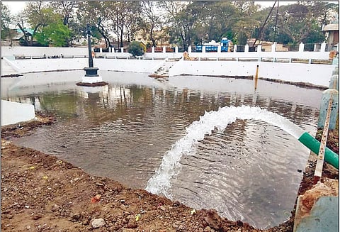 ஆதிவராகப்பெருமாள் கோவில் குளத்தில் ஆழ்குழாய் கிணறு மூலம் தண்ணீர் நிரப்பும் பணி