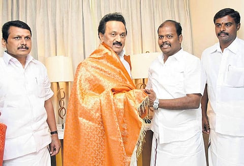 மு.க.ஸ்டாலின் முன்னிலையில் அ.ம.மு.க மாவட்ட செயலாளர் தி.மு.க.வில் இணைந்தார்