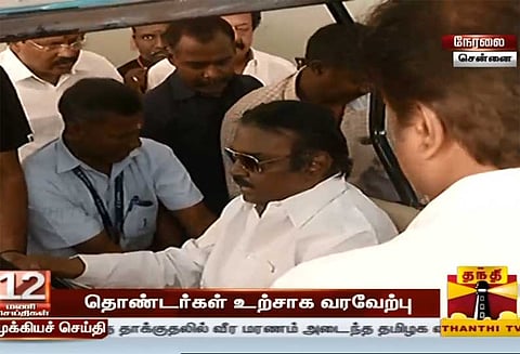 தேமுதிக தலைவர் விஜயகாந்த் நலமுடன் உள்ளார்: சென்னை விமான நிலையத்தில் பிரேமலதா பேட்டி