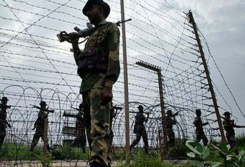 காஷ்மீரில் மற்றொரு குண்டுவெடிப்பு தாக்குதல்: ராணுவ அதிகாரி பலி; வீரர் காயம்