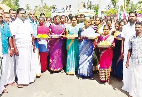 கஜா புயலால் பாதிக்கப்பட்ட அரசு பள்ளிக்கு ரூ.3 லட்சம் சீர்வரிசை பொருட்கள் கிராம மக்கள் வழங்கினர்