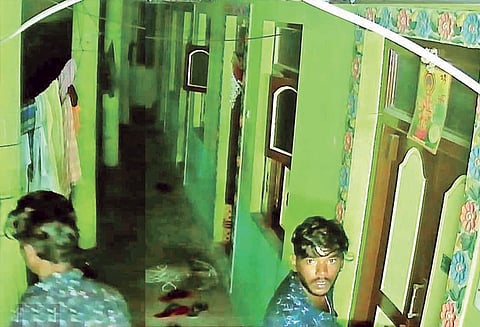 கும்மிடிப்பூண்டி அருகே வீட்டின் பூட்டை உடைத்து நகை-பணம் திருட்டு 2 வீடுகளில் திருட முயற்சி