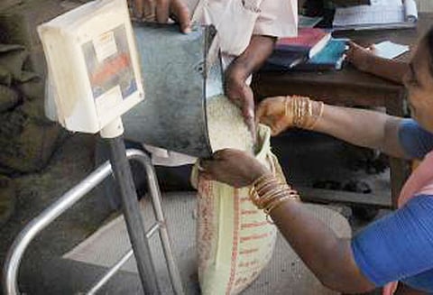 குடும்ப அட்டைதாரர்களின் விரல் ரேகை பதிவு முறை கொண்டு வரப்படும் ஐகோர்ட்டில், தமிழக அரசு தகவல்