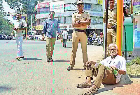 பேனர்களை அகற்ற கோரி டிராபிக் ராமசாமி போராட்டம்