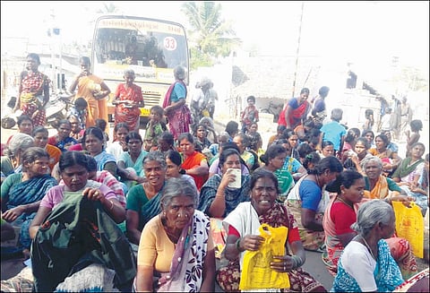 ஆத்தூர் அருகே பொதுமக்கள் திடீர் சாலை மறியல் போக்குவரத்து பாதிப்பு