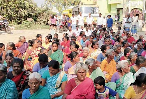 பயனாளிகளை தேர்வு செய்வதில் குளறுபடி: பொதுமக்கள் ‘திடீர்’ சாலை மறியல்