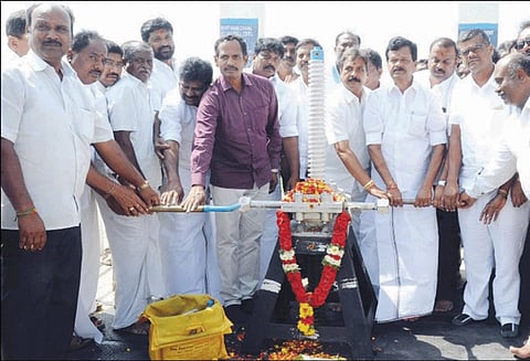 ஓசூர் கெலவரப்பள்ளி அணையில் இருந்து பாசனத்திற்கு தண்ணீர் அசோக்குமார் எம்.பி., கலெக்டர் பிரபாகர் திறந்து வைத்தனர்