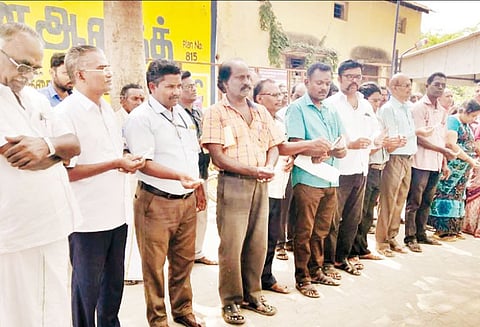 தீவிரவாதிகள் தாக்குதலில் பலியான துணை ராணுவ வீரர்களுக்கு அஞ்சலி